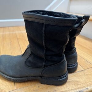 Men’s Sz 9 UGG Hartsville Waterproof  Sheepskin Leather Boots Black 5626